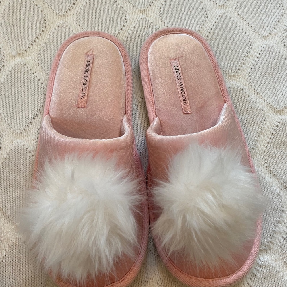 SOLD ****Victoria’s Secret PomPom slippers.